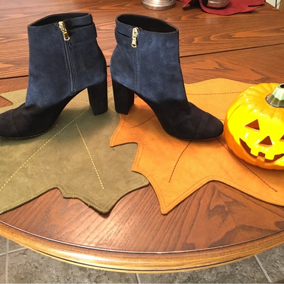 Gorgeous Ann Taylor 8M black suede side zip booties. A steal at this price - Picture 12 of 15